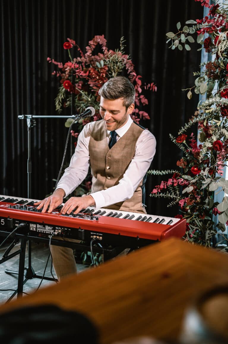 Sänger am Klavier bei einer Hochzeit